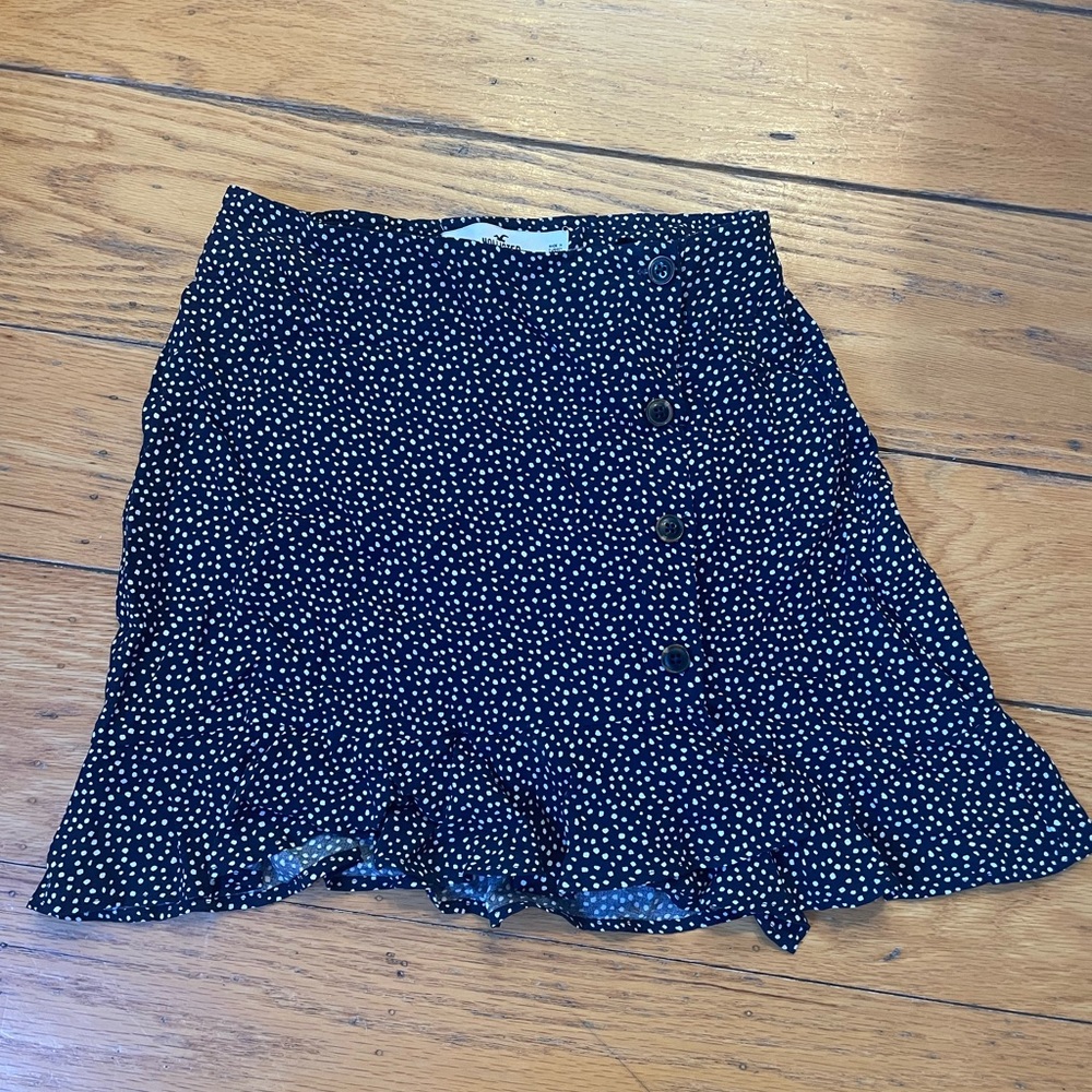 XS navy and white high-rise Hollister skirt. Only worn 1-2 times.